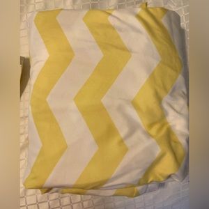 Queen duvet and 2 pillow shams yellow and white chevron design